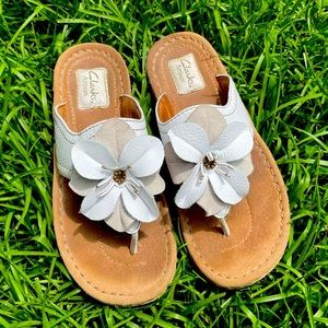 Clarks Artisan White Leather Thong Sandals with Flower 7.5 M